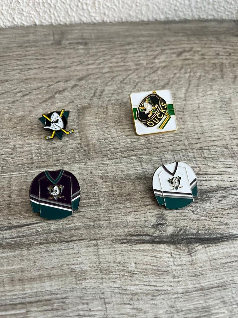 Mighty Ducks sleutelhangers, pins en badges - Diverse items, Ophalen of Verzenden, Gebruikt, Sport, Button