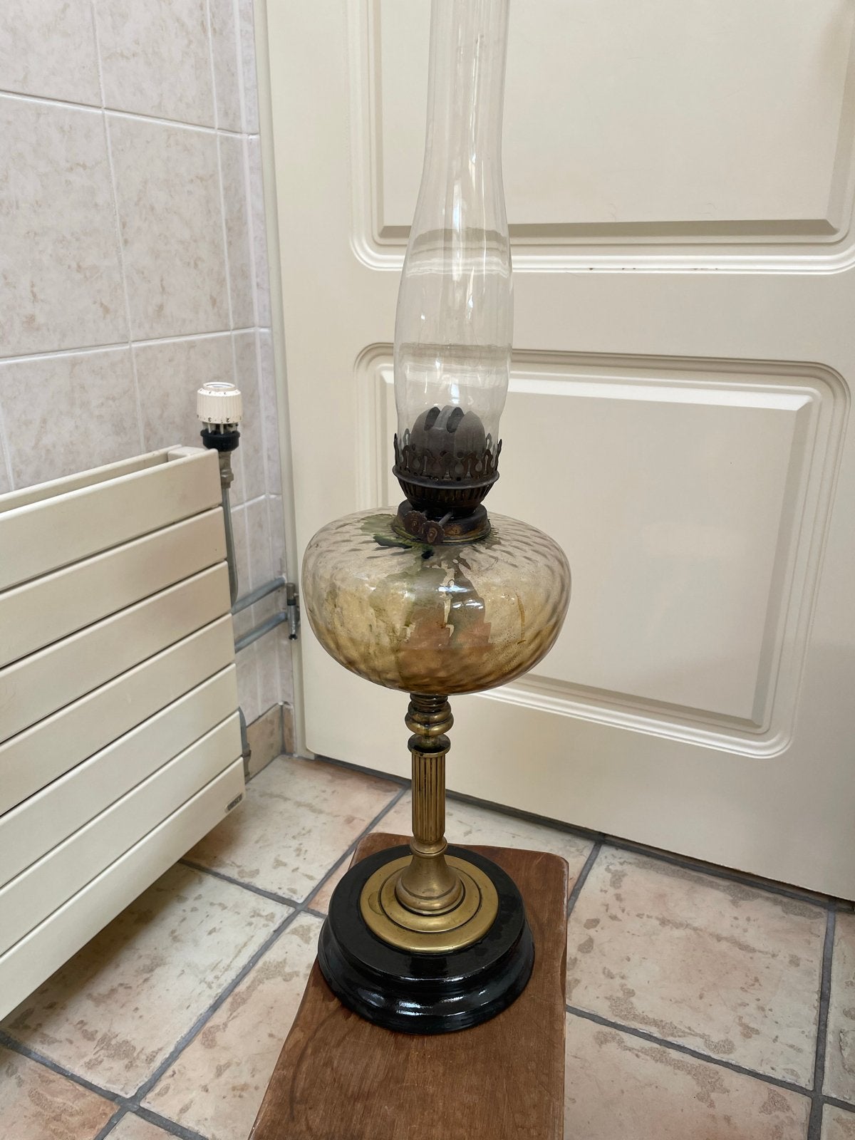 Antieke olielamp met glazen kap en messing voet, Antiek en Kunst, Ophalen