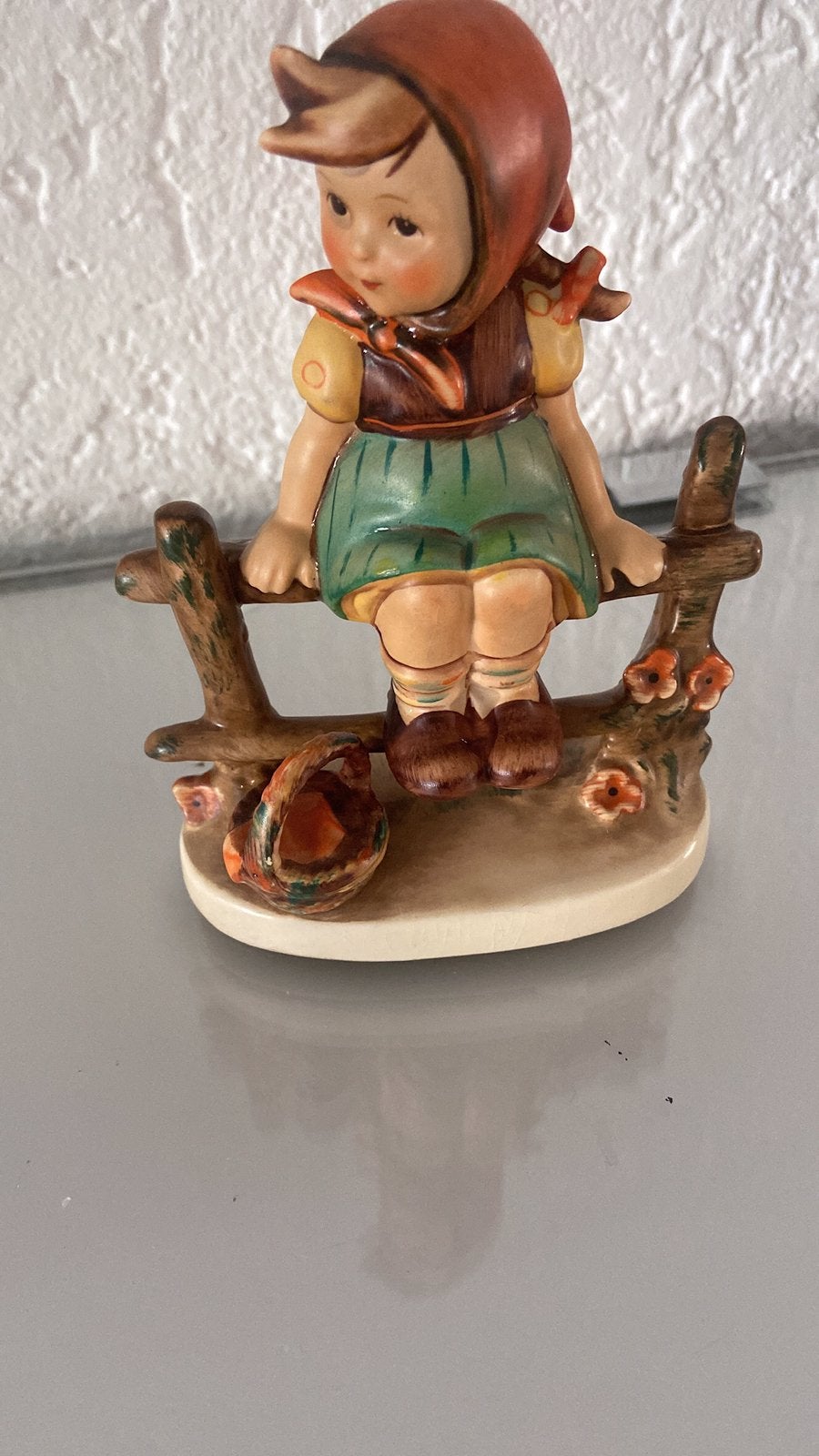 Hummel meisje op hek, Verzamelen, Beelden en Beeldjes, Ophalen of Verzenden, Zo goed als nieuw