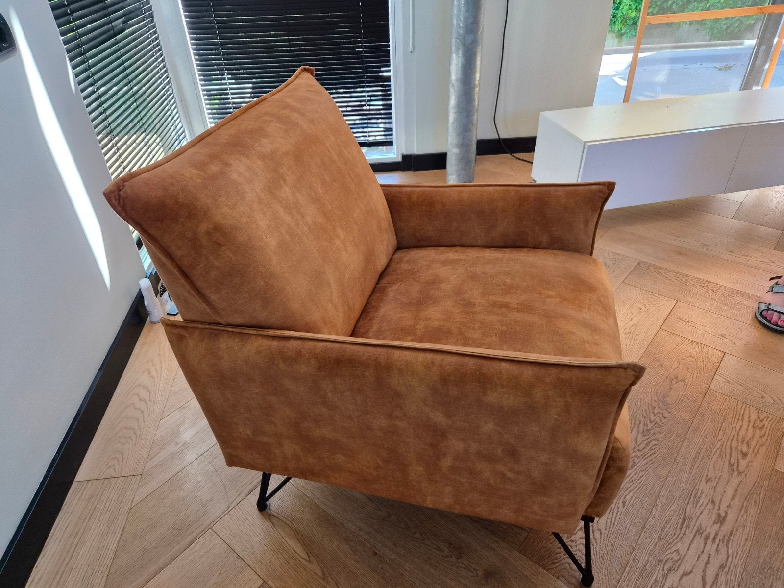 Comfortabele fauteuil in cognac kleur, Ophalen, Modern, Industrieel, 75 tot 100 cm, Zo goed als nieuw