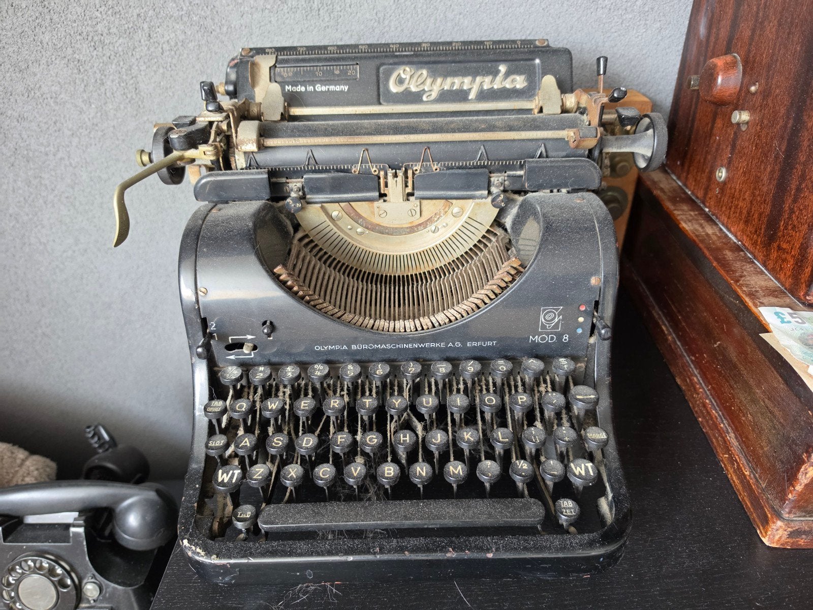 Antieke typemachine ijzer Olympia, Ophalen
