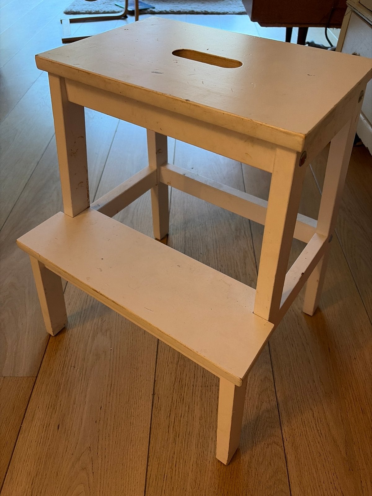 Witte houten opstapje / krukje, Huis en Inrichting, Krukjes, Ophalen, Gebruikt, Hout