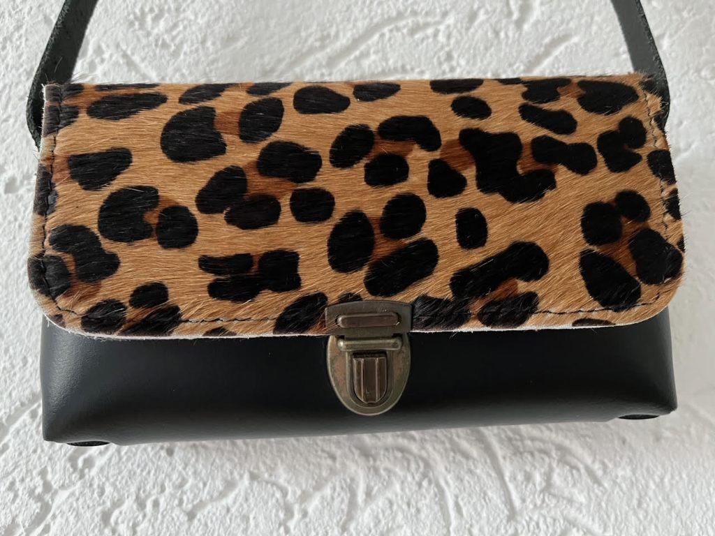 Nieuwe schoudertas, zwart met panterprint, Sieraden, Tassen en Uiterlijk, Tassen | Damestassen, Verzenden, Nieuw, Zwart, Schoudertasje