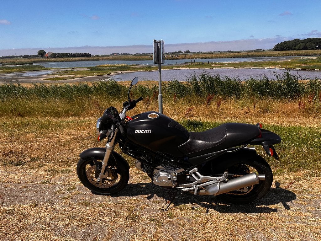 Schitterende DUCATI MONSTER 600 Dark in nieuwstaat, 2 cilinders, 583 cc, Motorrijbewijs A, Gebruikt
