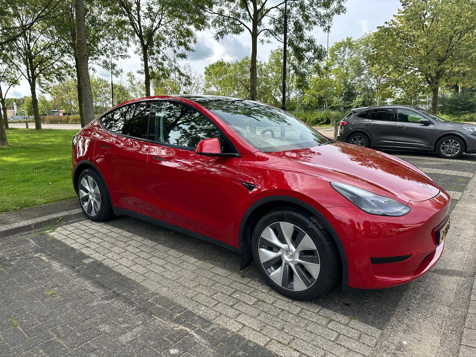 Tesla Model Y 2023 Rood Trekhaak, Auto's, Automaat, Achterwielaandrijving, 23 min, 375 min