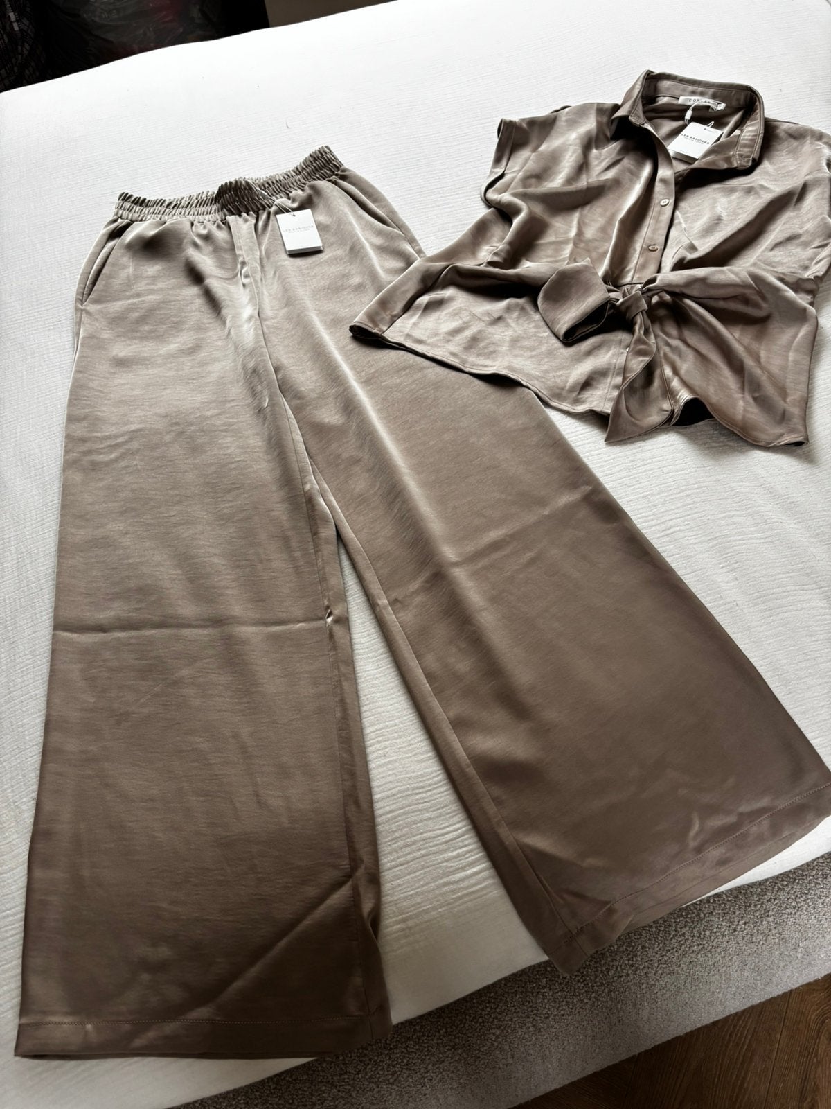 Costes co ord set nieuw maat M kleur is taupe, Maat 38/40 (M), Kostuum of Pak, Overige kleuren, Verzenden