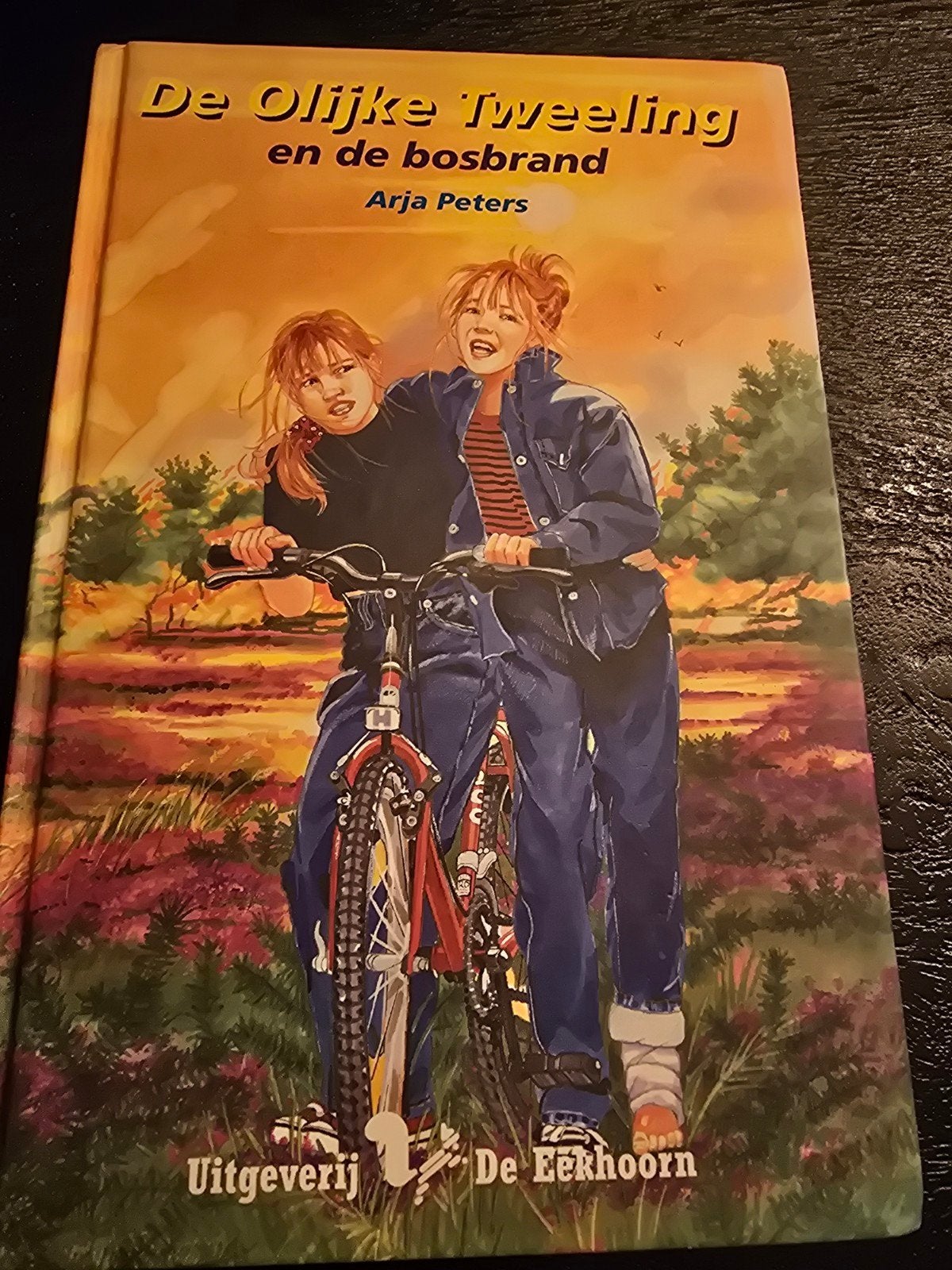 A. Peters - De olijke tweeling en de bosbrand, Boeken, Ophalen of Verzenden, Zo goed als nieuw, A. Peters
