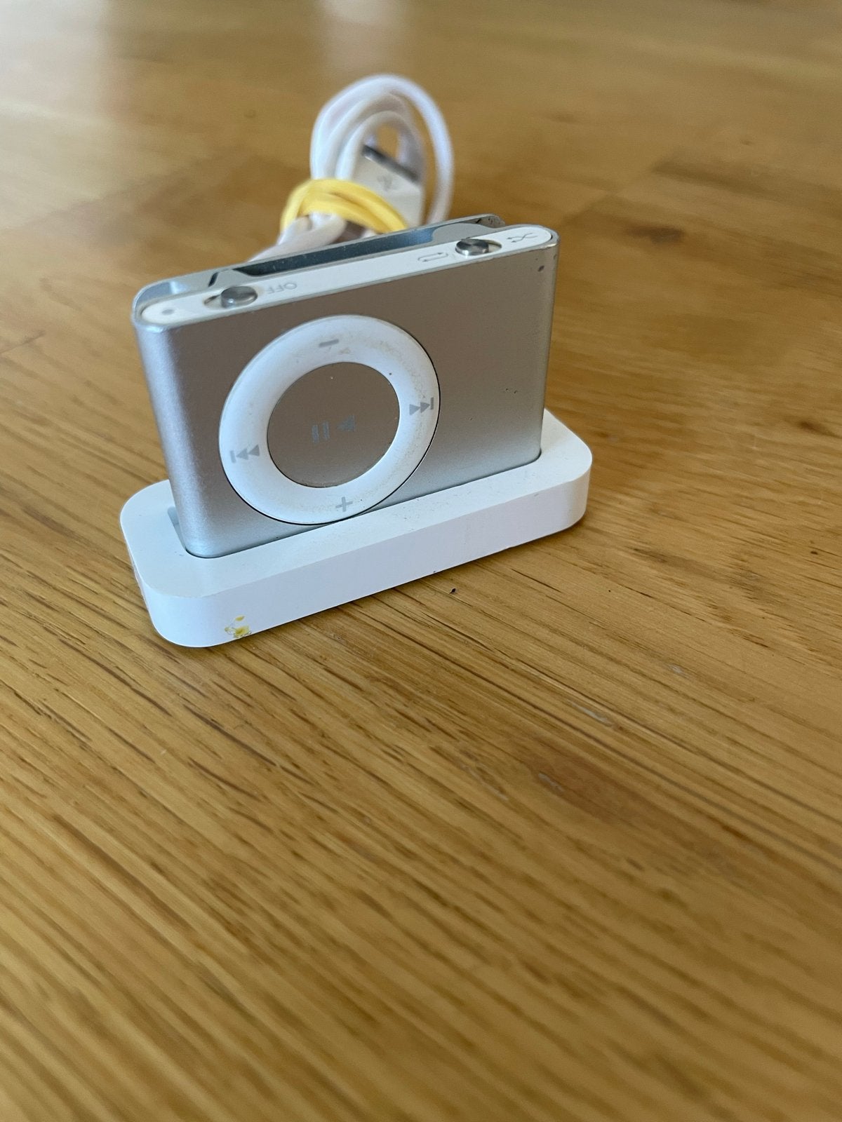 iPod Shuffle 2e generatie met dock en USB-kabel, Audio, Tv en Foto, Shuffle, Zo goed als nieuw, Zilver, Minder dan 2 GB