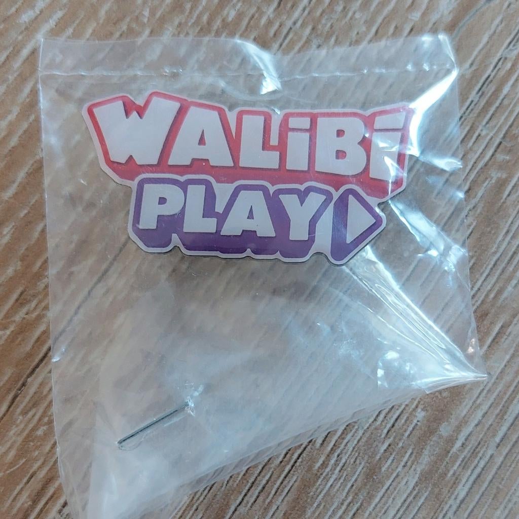 Walibi play pin badge speldje nieuw in verpakking, Verzamelen, Ophalen of Verzenden, Nieuw, Overige onderwerpen, Speldje of Pin