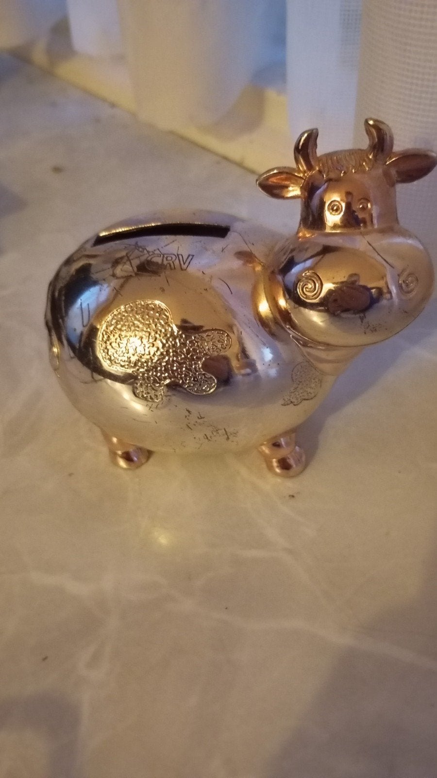 Goudkleurige spaarpot in de vorm van een koe, Verzamelen, Ophalen of Verzenden, Gebruikt, Overige materialen, Dier