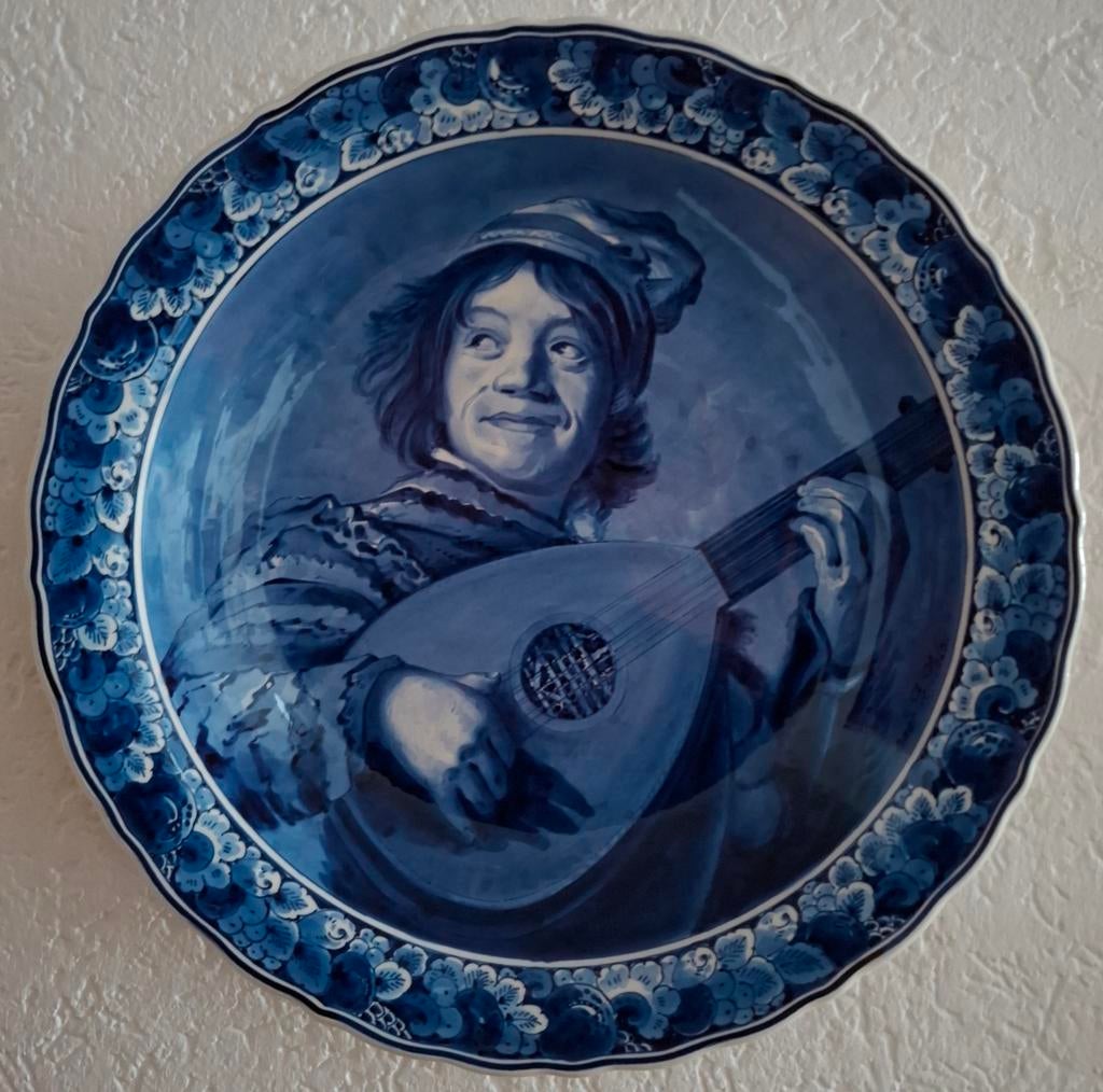 Groot wandbord Porceleyne fles Delft,  de Luitspeler, Ophalen of Verzenden
