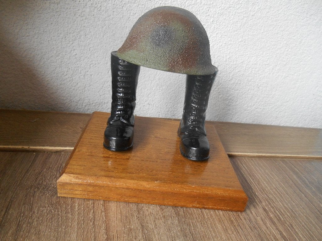 Vierdaagse helm en laarzen beeldje Kamp Heumensoord, Verzamelen, Militaria | Algemeen, Overige soorten, Miniatuur of Beeldje, Nederland