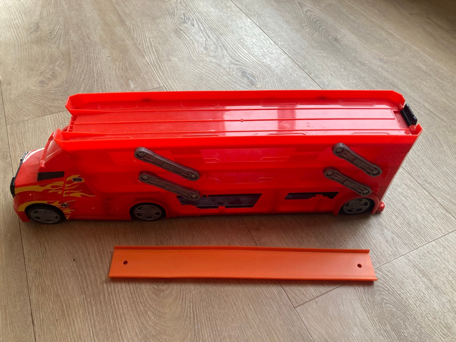 Hot Wheels Mega Hauler met uitklapbare baan, Kinderen en Baby's, Speelgoed | Speelgoedvoertuigen, Ophalen of Verzenden, Zo goed als nieuw