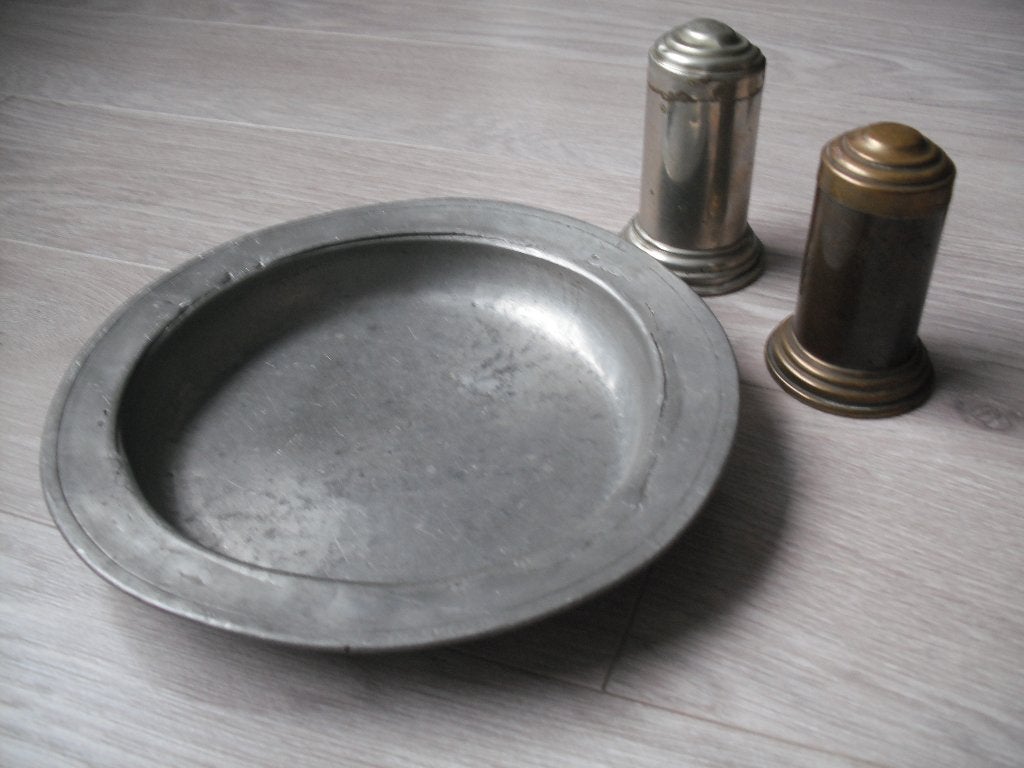Tinnen bord en antiek peper- en zoutstel, Ophalen of Verzenden