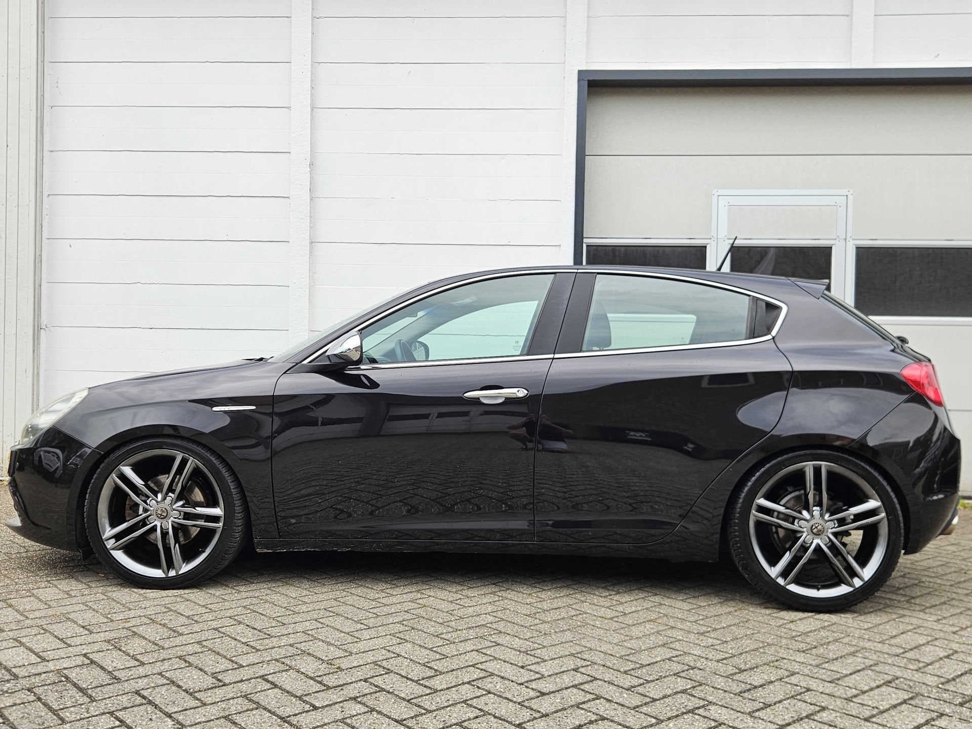 Alfa Romeo Giulietta 1.4 T Distinctive / Automaat / Leer / P, Auto's, Euro 5, 4 cilinders, Zwart, Bedrijf