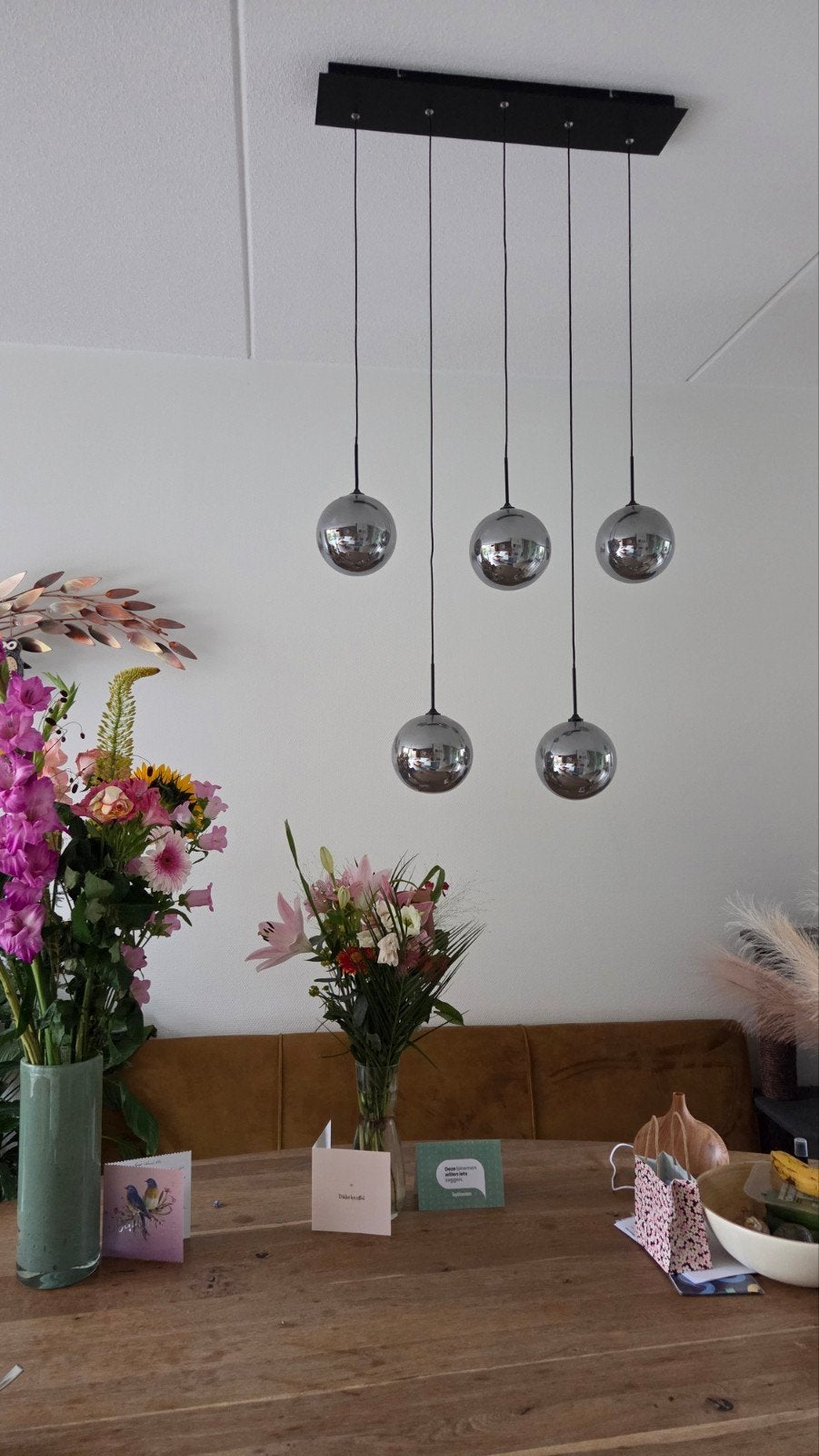 Hippe hanglamp met 5 smoke glazen bollen, Ophalen, Zo goed als nieuw, Glas, Modern, Art Deco