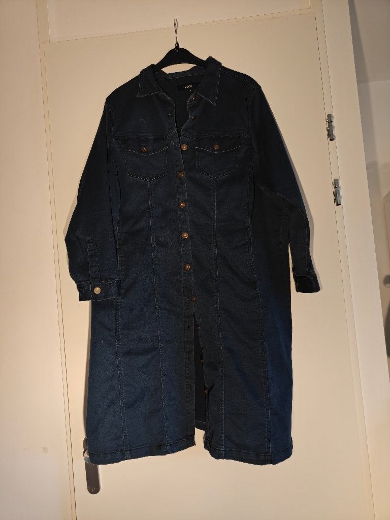 6. Zizzi lange denim jurk / spijkerjas met knopen, Kleding | Dames, Grote Maten, Ophalen of Verzenden, Zo goed als nieuw, Blauw