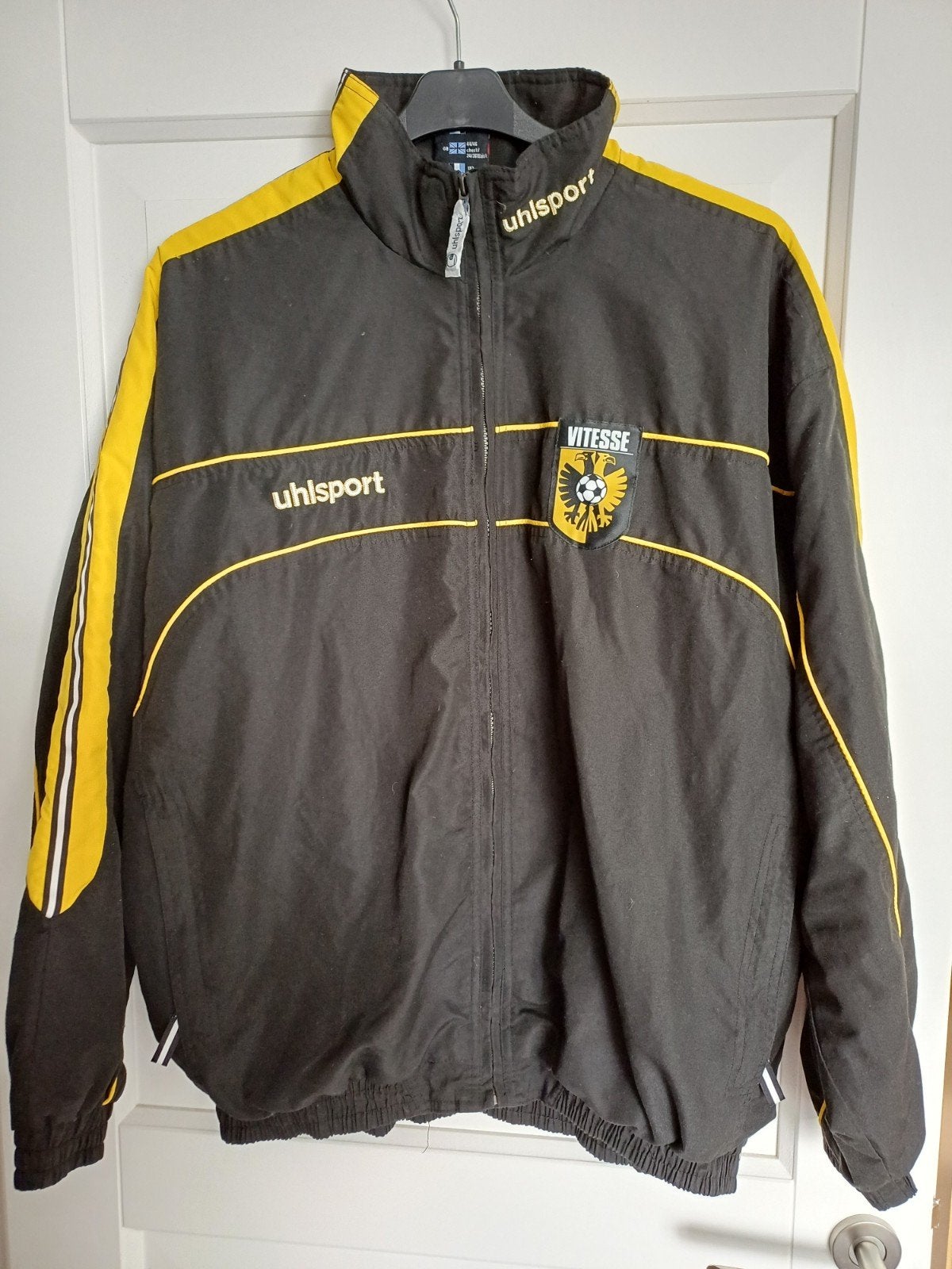 Te koop: Uhlsport Vitesse trainingsjack - Zwart/Geel - Maat, Ophalen, Uhlsport, Zwart, Maat 56/58 (XL)