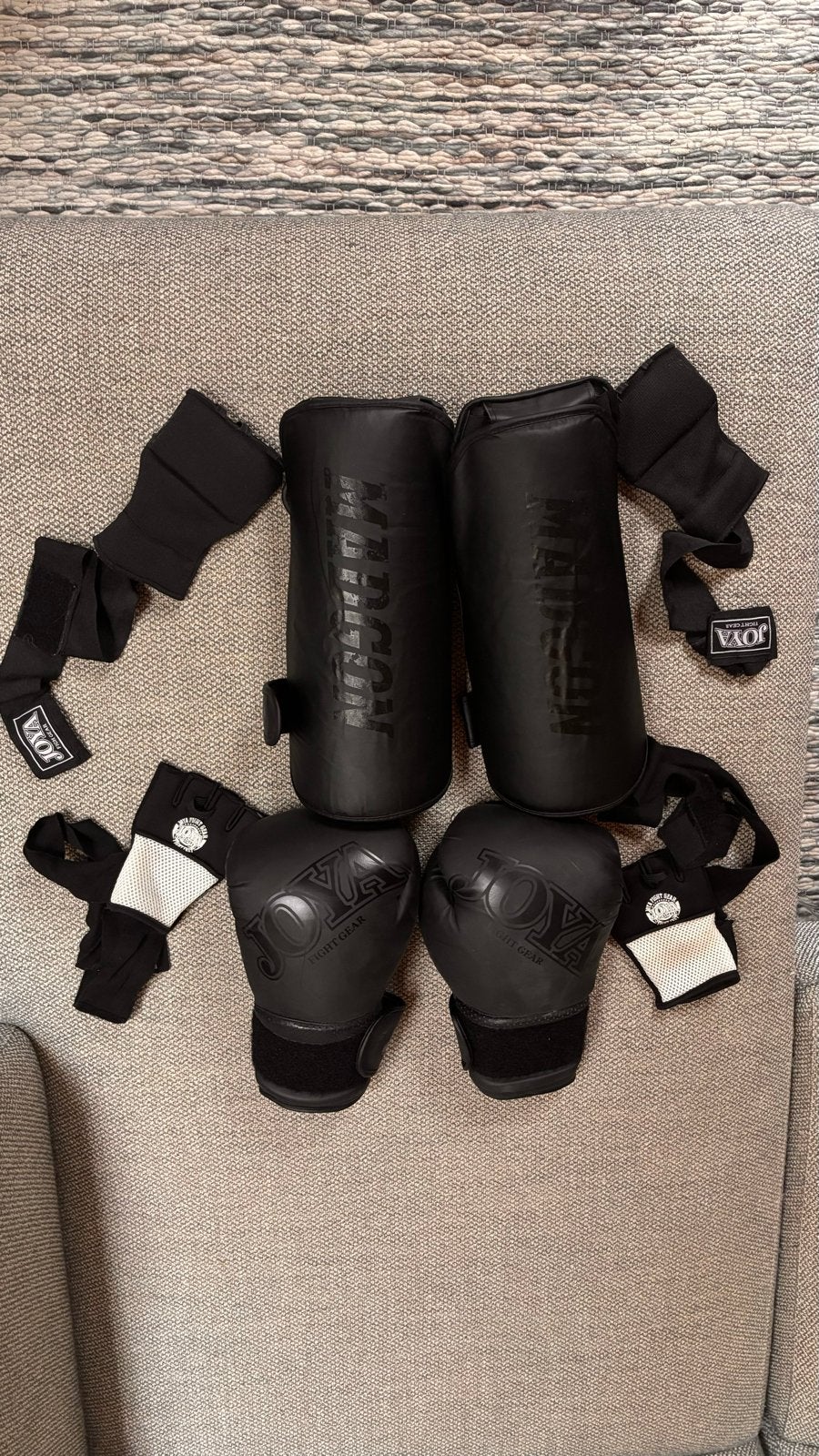 Complete kickboks set - handschoenen & scheenbeschermers, Ophalen of Verzenden, Nieuw, Bokshandschoenen