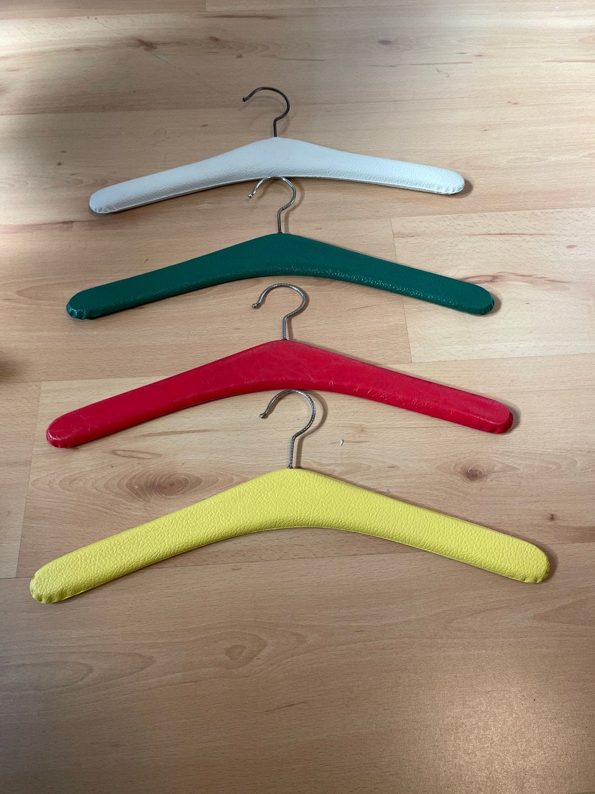 Set van 4 vintage kledinghangers - Skai leer - Jaren 50/60, Ophalen, Zo goed als nieuw, Overige materialen, Volwassenen
