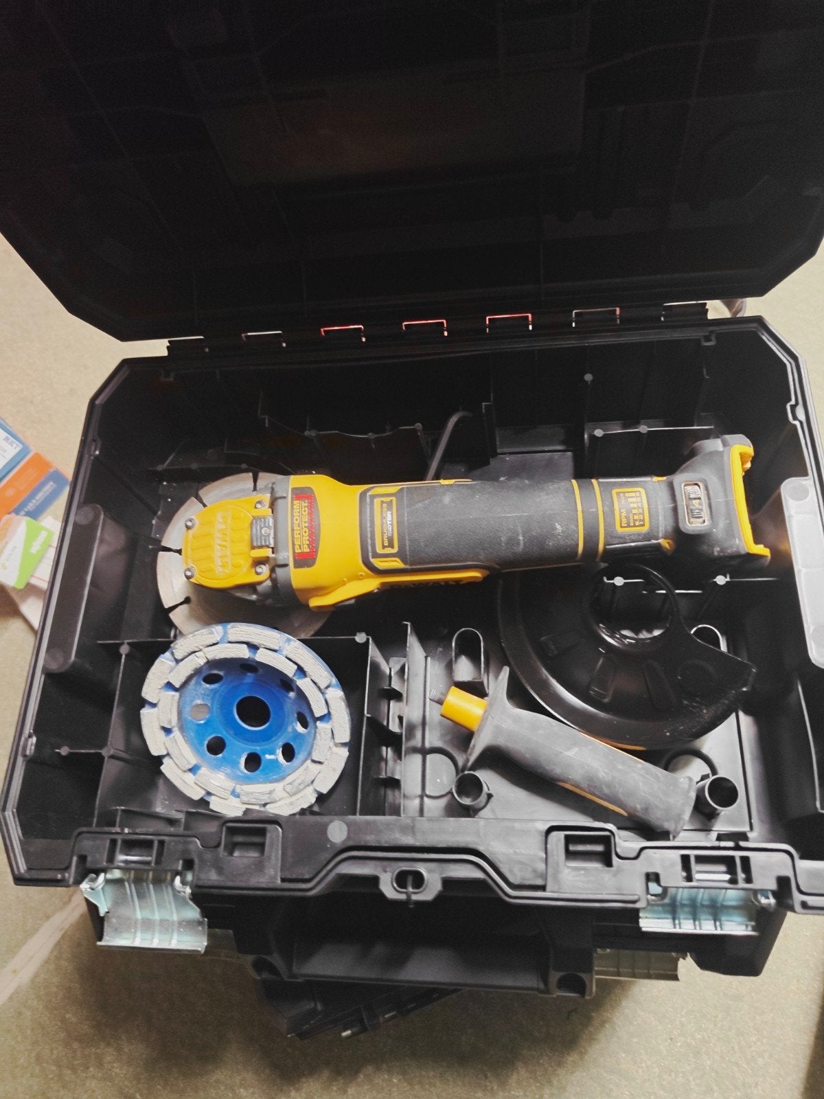 Foto 2 van DeWalt Haakse Slijper met Koffer en Accessoires