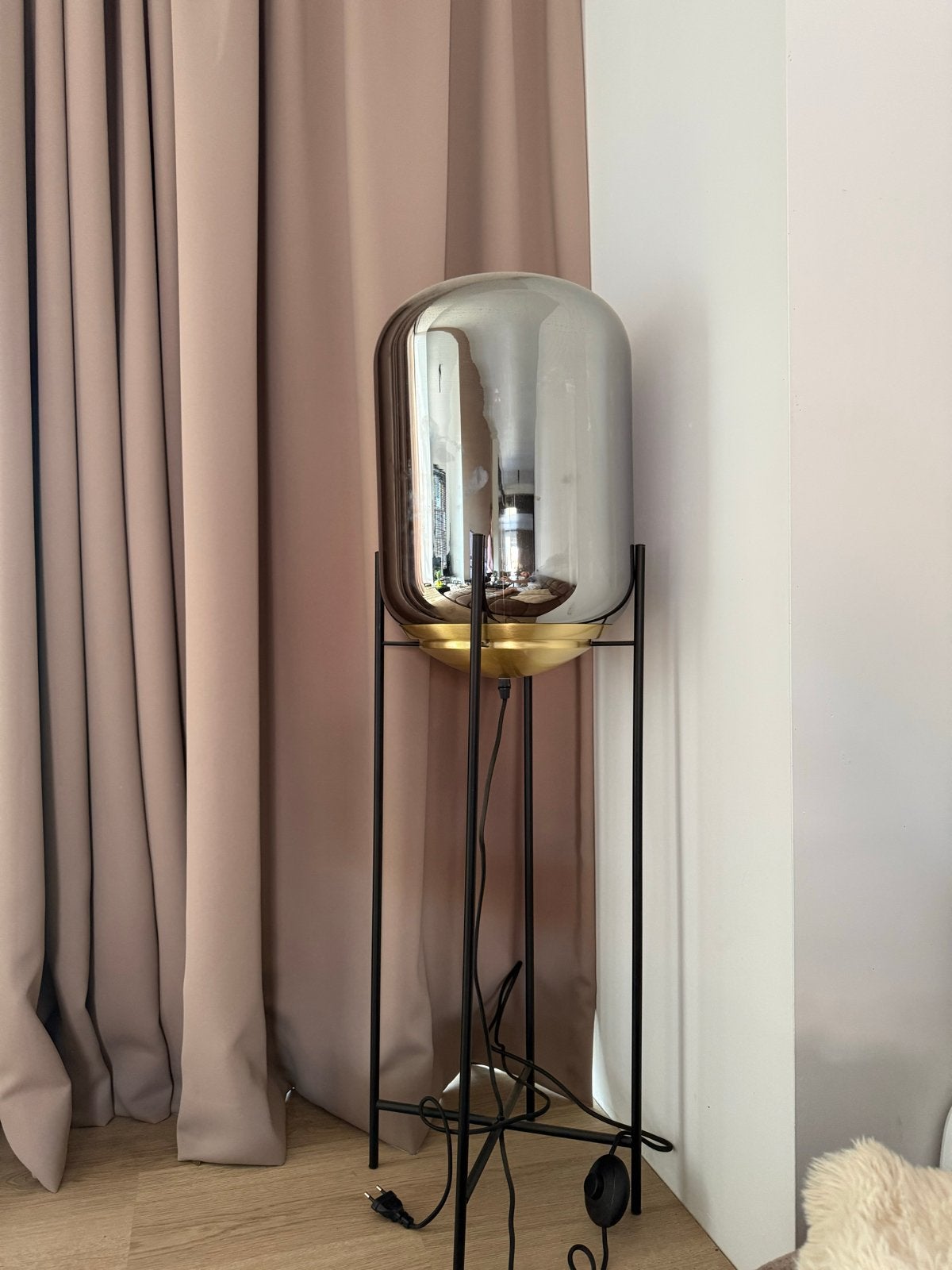 Moderne vloerlamp met rookglas en messing accenten, Huis en Inrichting, Lampen | Vloerlampen, Ophalen, 100 tot 150 cm, E27 (groot)