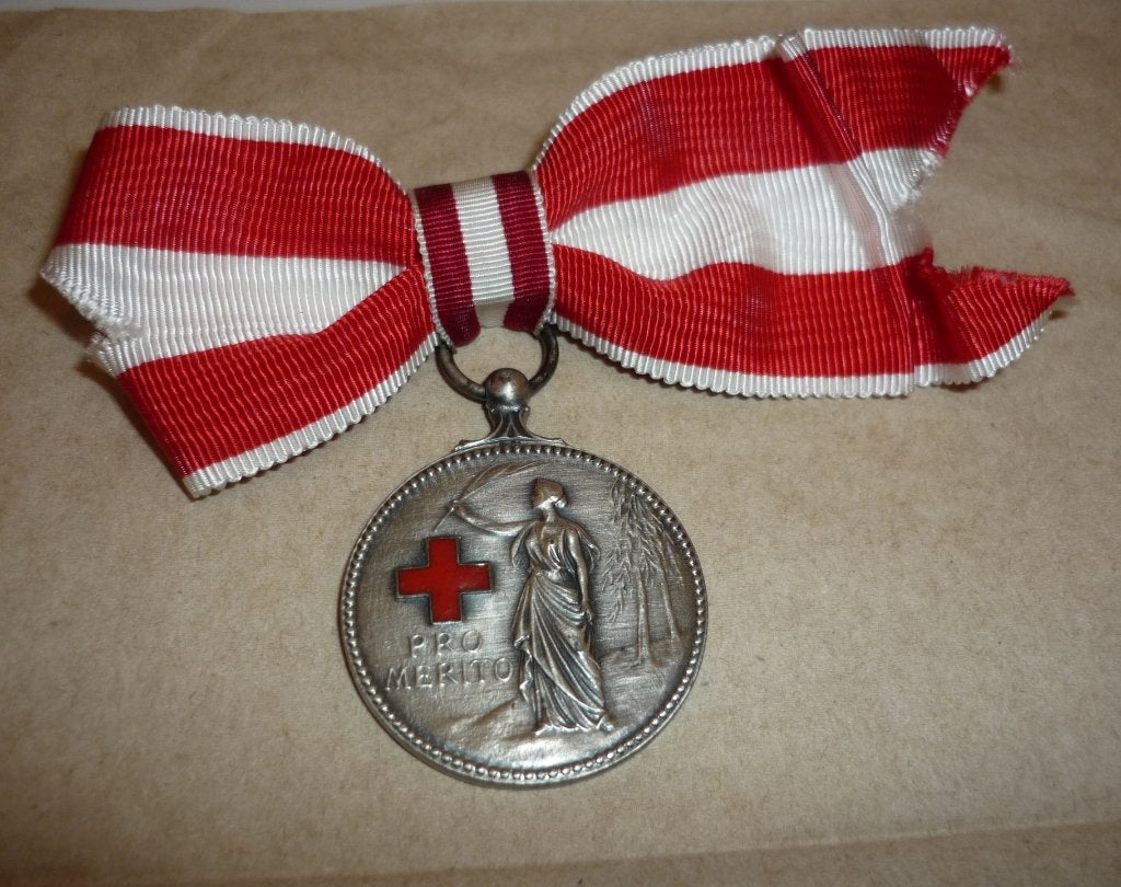 Medaille van Verdienste van het Nederlandse Rode Kruis., Postzegels en Munten, Penningen en Medailles, Ophalen of Verzenden, Overige materialen