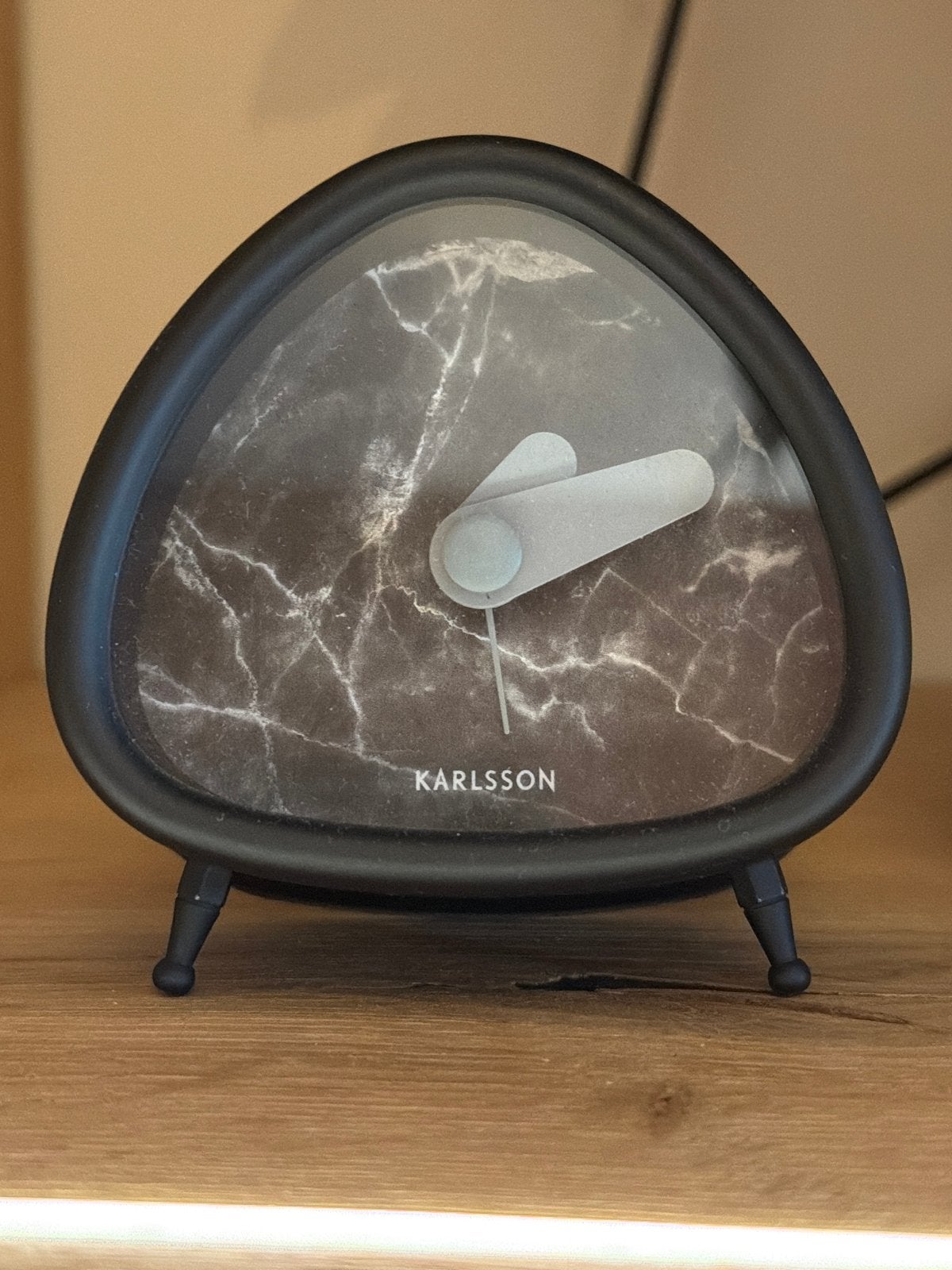 Karlsson Tafelklok - Modern Design met Marmerlook, Analoog, Ophalen of Verzenden, Zo goed als nieuw, Tafelklok