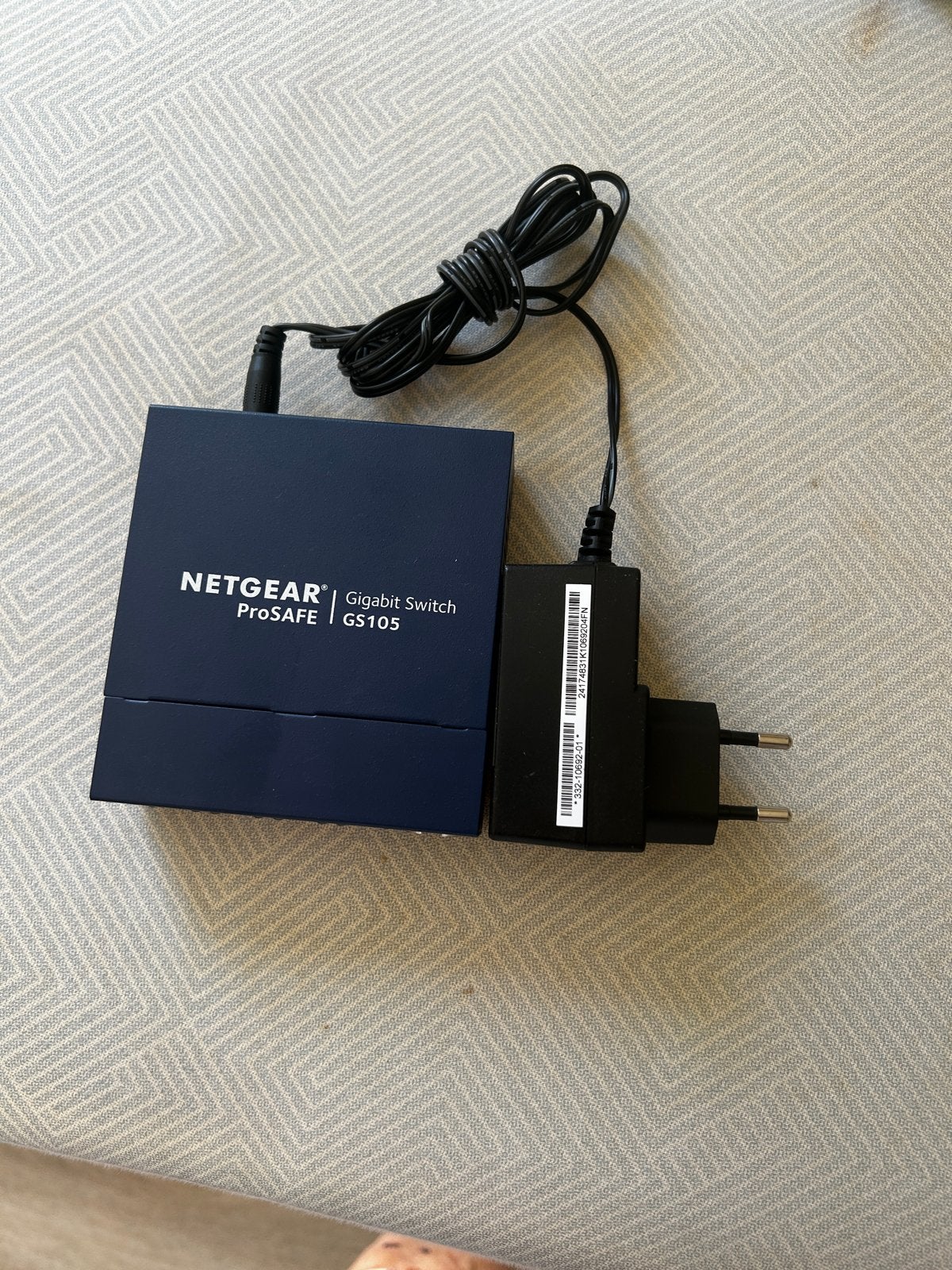 2x Netgear Gigabit Switch ProSAFE GS105 - 5 poorten, Ophalen of Verzenden, Zo goed als nieuw