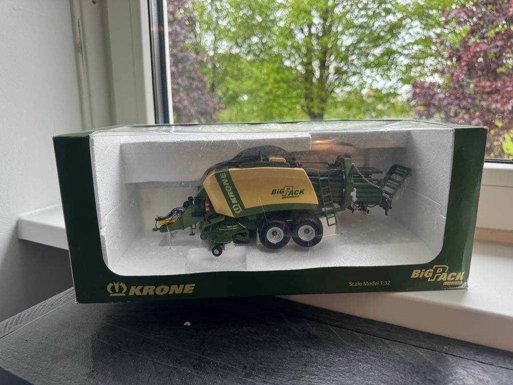 1:32 Krone Big Pack 1290 Universal Hobbies, Hobby en Vrije tijd, Modelauto's | 1:50, Ophalen of Verzenden, Zo goed als nieuw, Hijskraan, Tractor of Landbouw