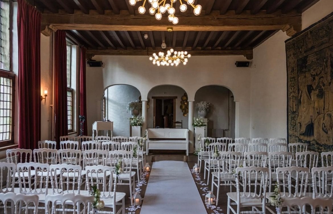 Trouwbankje en lessenaar voor ceremonie, Ophalen, Zo goed als nieuw