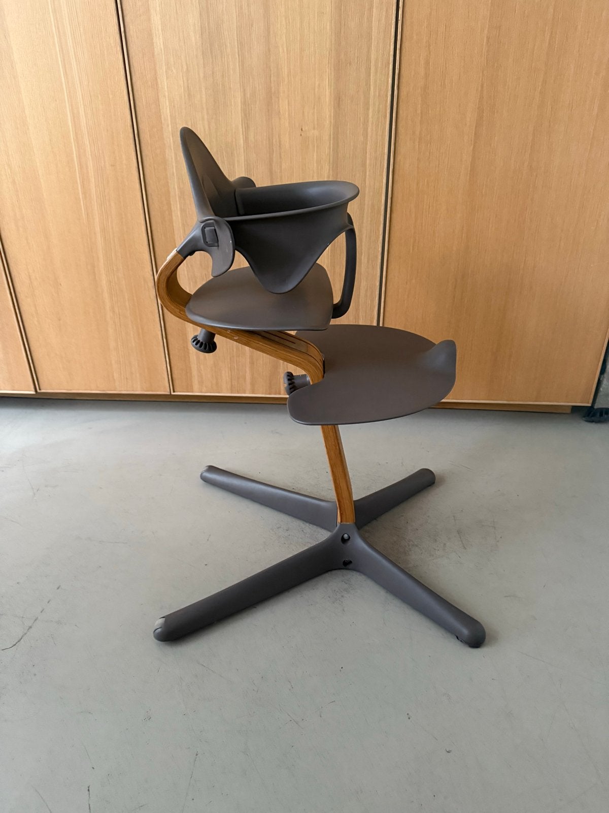 Stokke Nomi Meegroeistoel met tafeltje en beugel, Ophalen of Verzenden, Zo goed als nieuw, Meegroeistoel, Aanschuifbaar