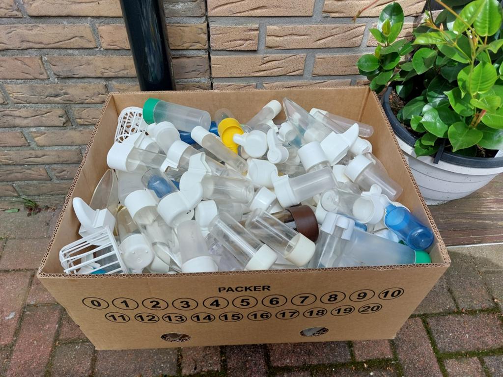 Doos vol drinkflesjes ( meer dan 100 ), Dieren en Toebehoren, Vogels | Hokken en Kooien, Ophalen, Gebruikt, Kunststof, Broedkooi of Kweekkooi