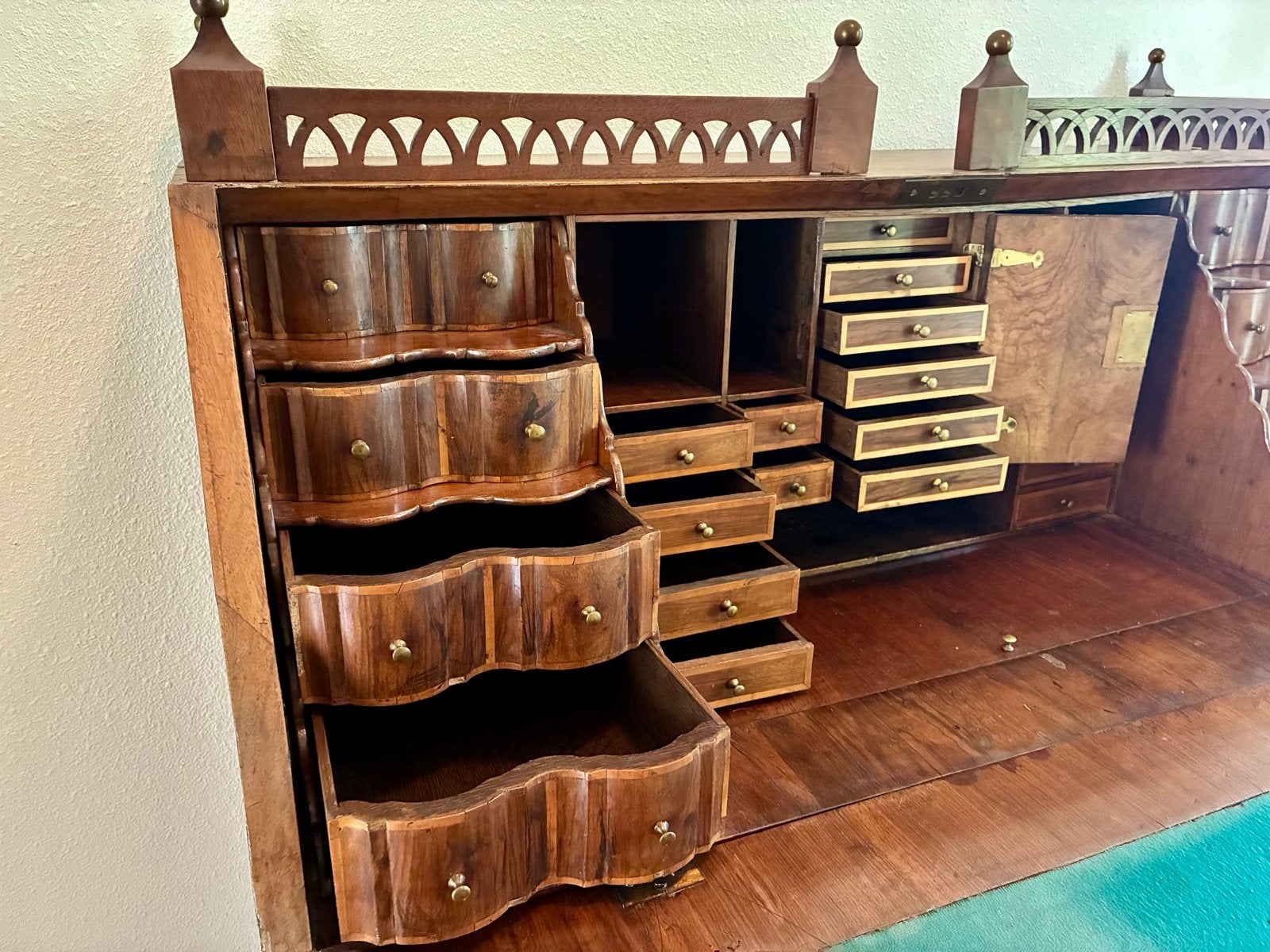 Foto 6 van Antiek secretaire met lades en verborgen vakken