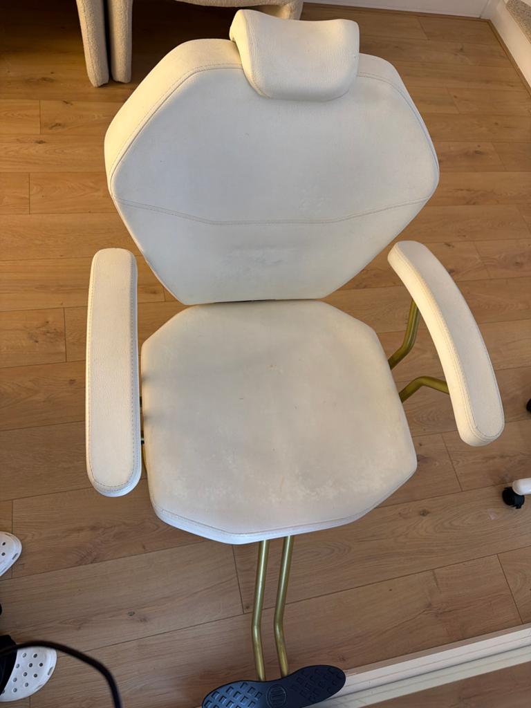 Luxe Crèmekleurige Behandelstoel met Gouden Details, Vacatures, Vacatures | Uiterlijke verzorging, 33 - 40 uur