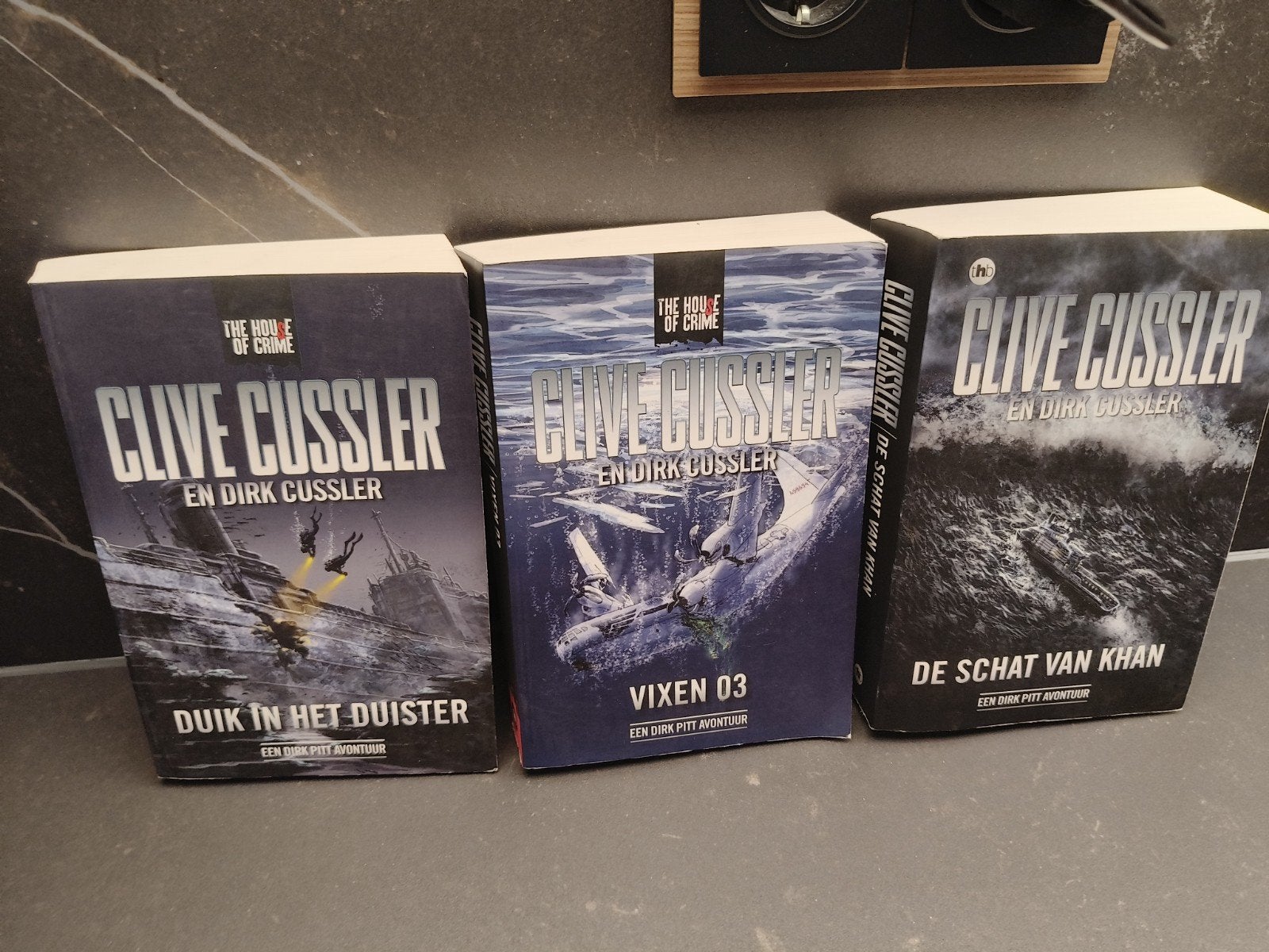 Clive Cussler - Duik in het duister, Boeken, Ophalen of Verzenden, Amerika, Clive Cussler; Dirk Cussler, Zo goed als nieuw