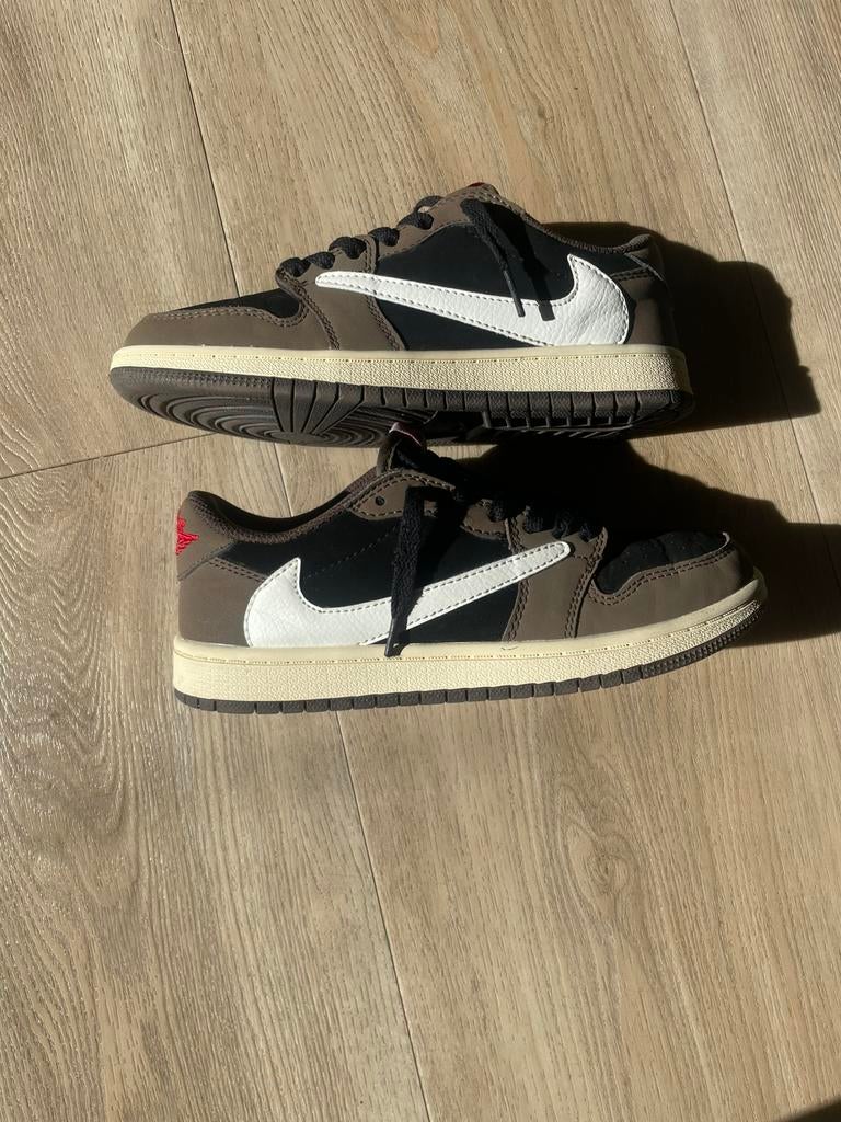 Hele mooie jordan 1 low travis scott mocha, Ophalen of Verzenden, Zo goed als nieuw, Bruin