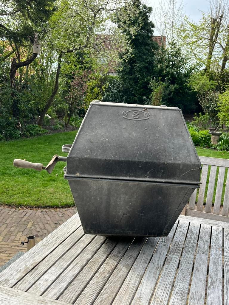 Oude zinken handwasmachine uit 1900, Ophalen