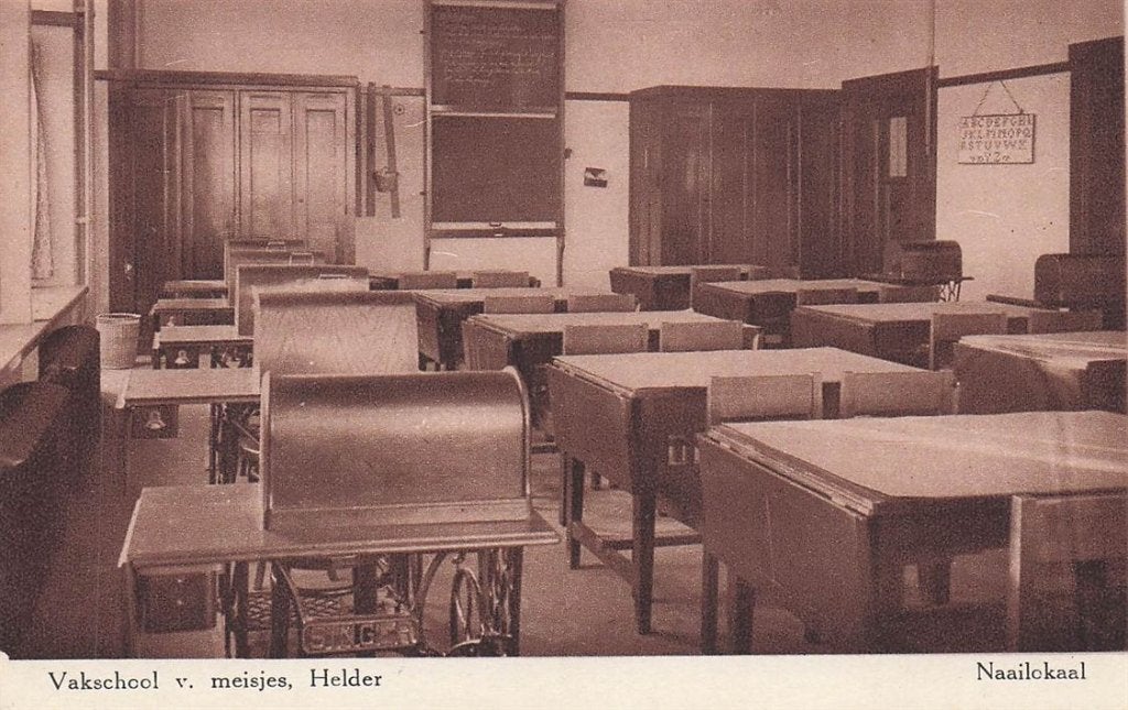 703-014-015 Vakschool Meisjes Den Helder Naailokaal, Ophalen of Verzenden, Voor 1920, Noord-Holland