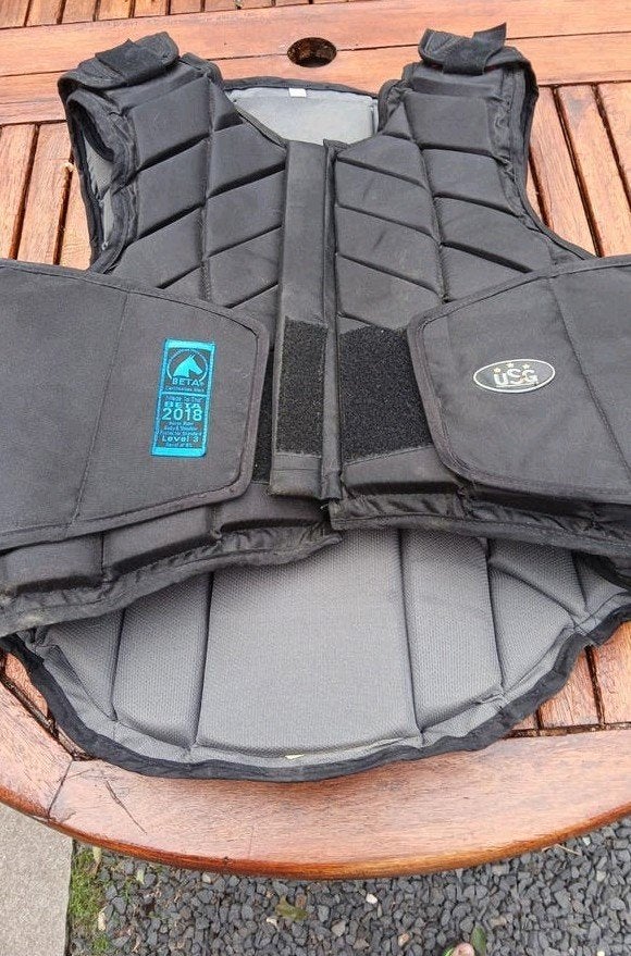 Mooie Usg bodyprotector maat large., L, Overige merken, Ophalen of Verzenden, Zo goed als nieuw