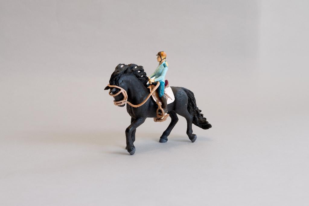 Schleich set: Zwart paard met zadel, hoofdstel en ruiter, Verzamelen, Speelgoed, Ophalen of Verzenden, Zo goed als nieuw