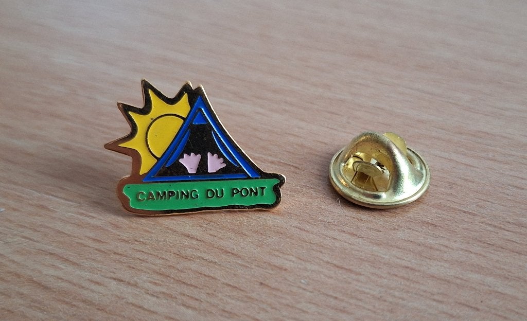 Speldje, Speld, Pin van Camping Du Pont, Camping Frankrijk, Ophalen of Verzenden, Zo goed als nieuw, Overige onderwerpen, Speldje of Pin