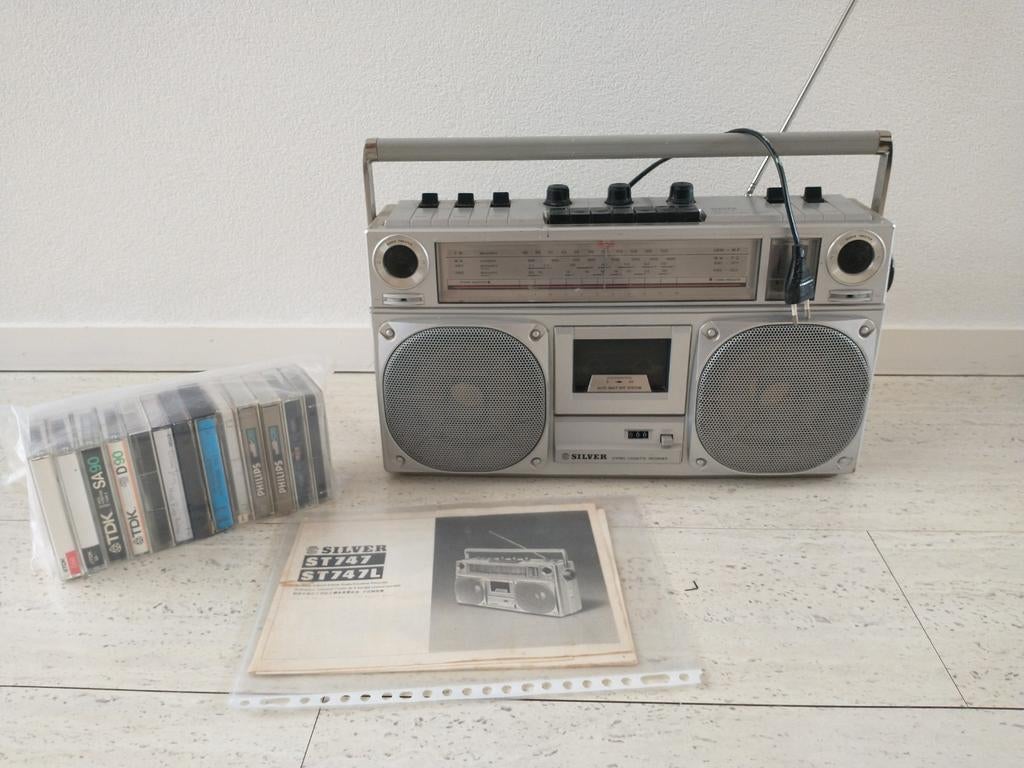 Draagbare stereo radio met beschrijving en cassettebandjes, Ophalen