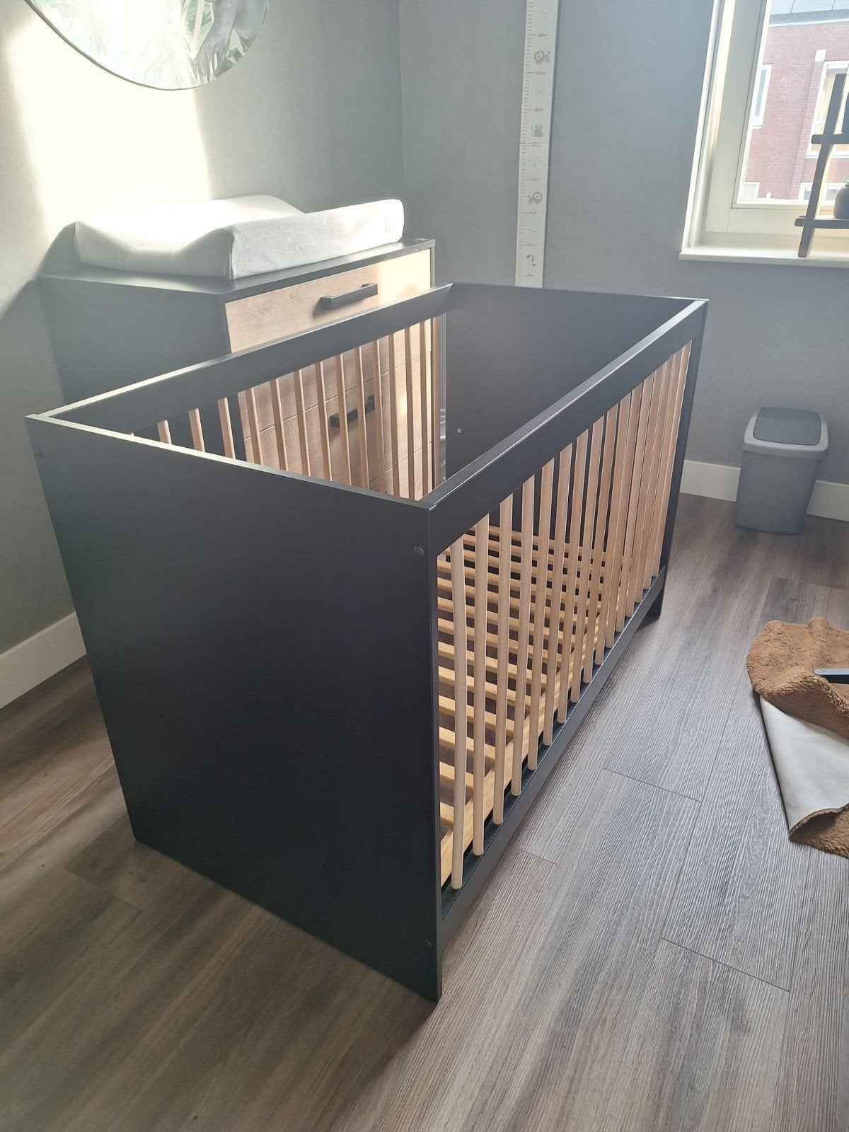 Europe Baby Nova ledikant zwart/eiken 60x120 cm incl. matras, Ophalen, Zo goed als nieuw, Ledikant