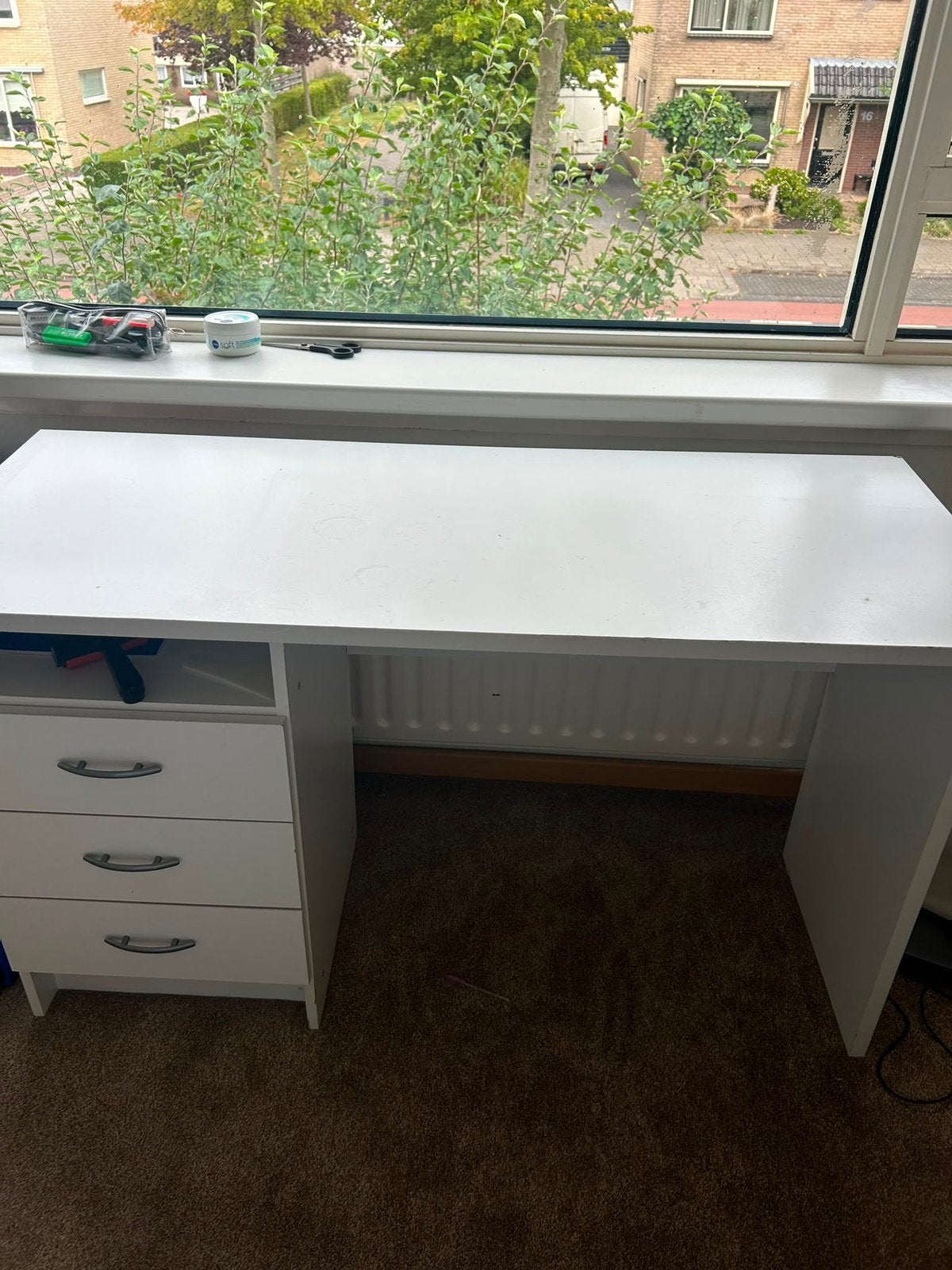 Gratis! Wit buro met 3 lades en een vakje, Ophalen, Gebruikt, Spaanplaat of MDF, Schoolbureau