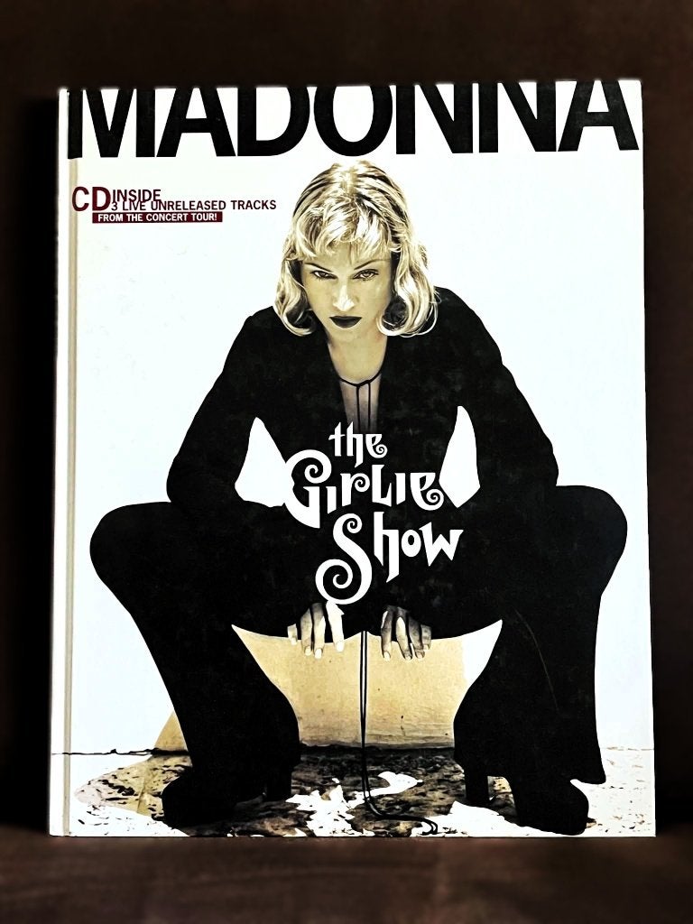 Madonna: The Girlie Show - Book and Cd - 1994, Verzamelen, Ophalen of Verzenden, Zo goed als nieuw, Boek, Tijdschrift of Artikel