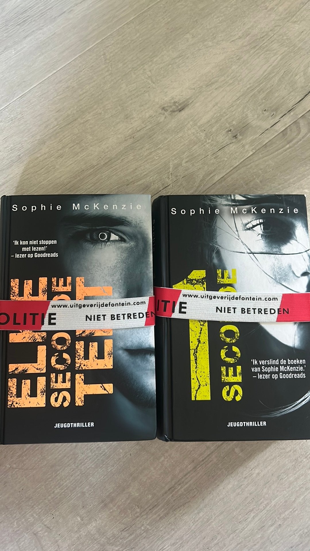 Sophie mckenzie elke seconde telt en 1 seconde, Boeken, Ophalen of Verzenden, Zo goed als nieuw