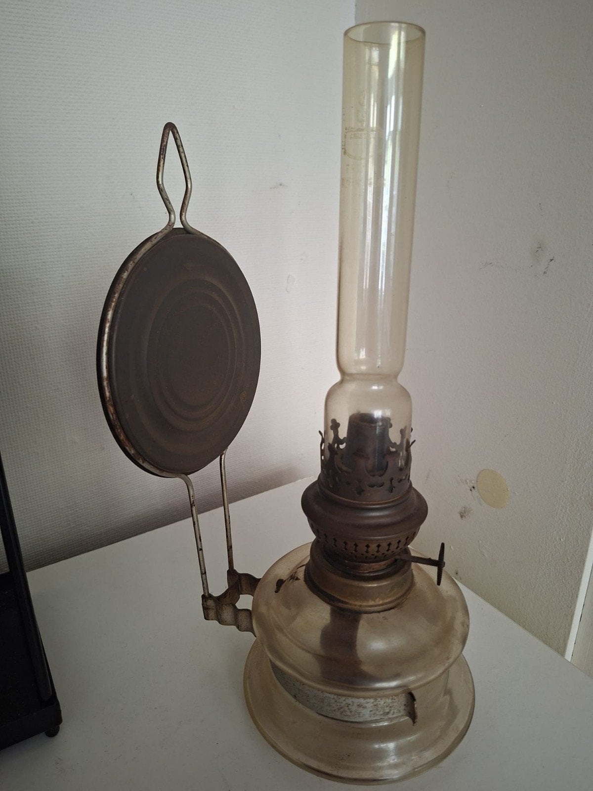 Antieke olielamp met glazen kap en wandhouder, Antiek en Kunst, Antiek | Lampen, Ophalen of Verzenden