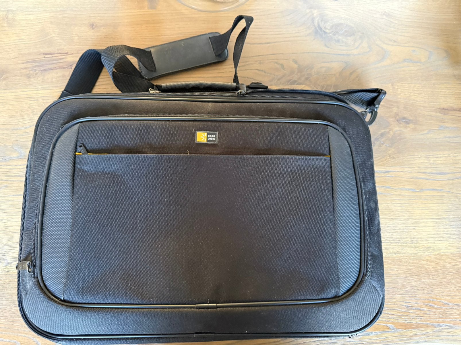 Nog erg nette en goede laptoptas van Case Logic, Gebruikt, Gevoerd laptopvak, Ophalen of Verzenden, Zwart