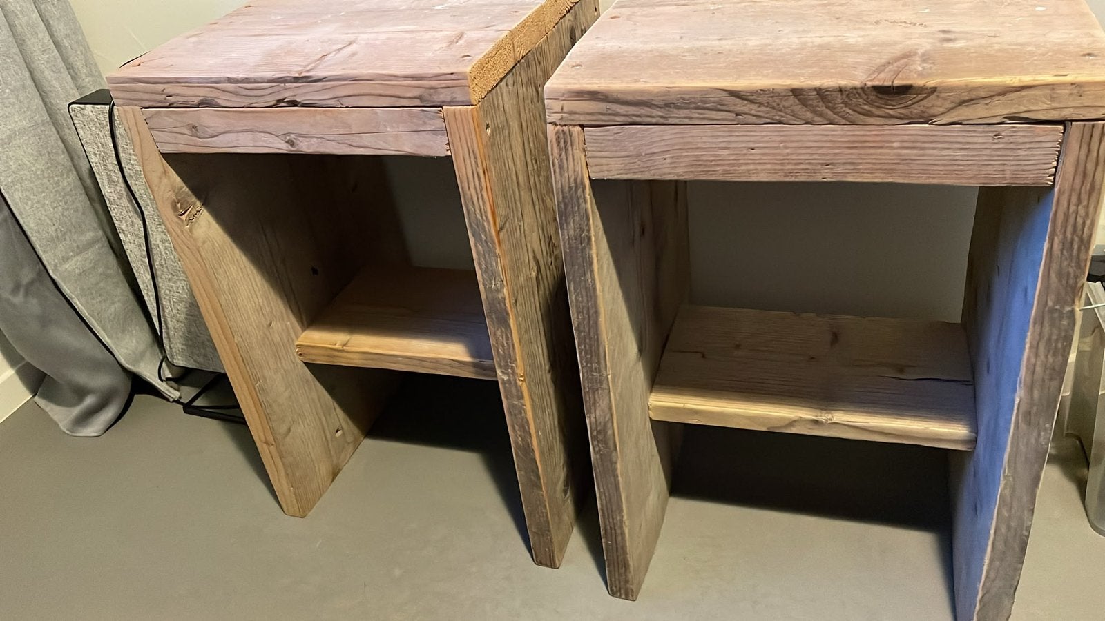 2 steigerhouten nachtkastjes, Ophalen, Gebruikt, Minder dan 45 cm